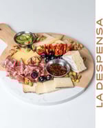 Charcuterie & Cheese Boards con lo mejor de nuestra Despensa.Para reuniones, cenas o celebraciones, las armamos con nuestros quesos, productos y chartcutería. Puedes pedirlas para llevar o disfrutar aquí, con un vino de nuestra selección
